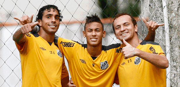 diogo-neymar-e-ze-eduardo-posam-sorridentes-em-treino-do-santos-1299781414352_615x300.gif